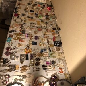 140 pieces of new costume jewelry